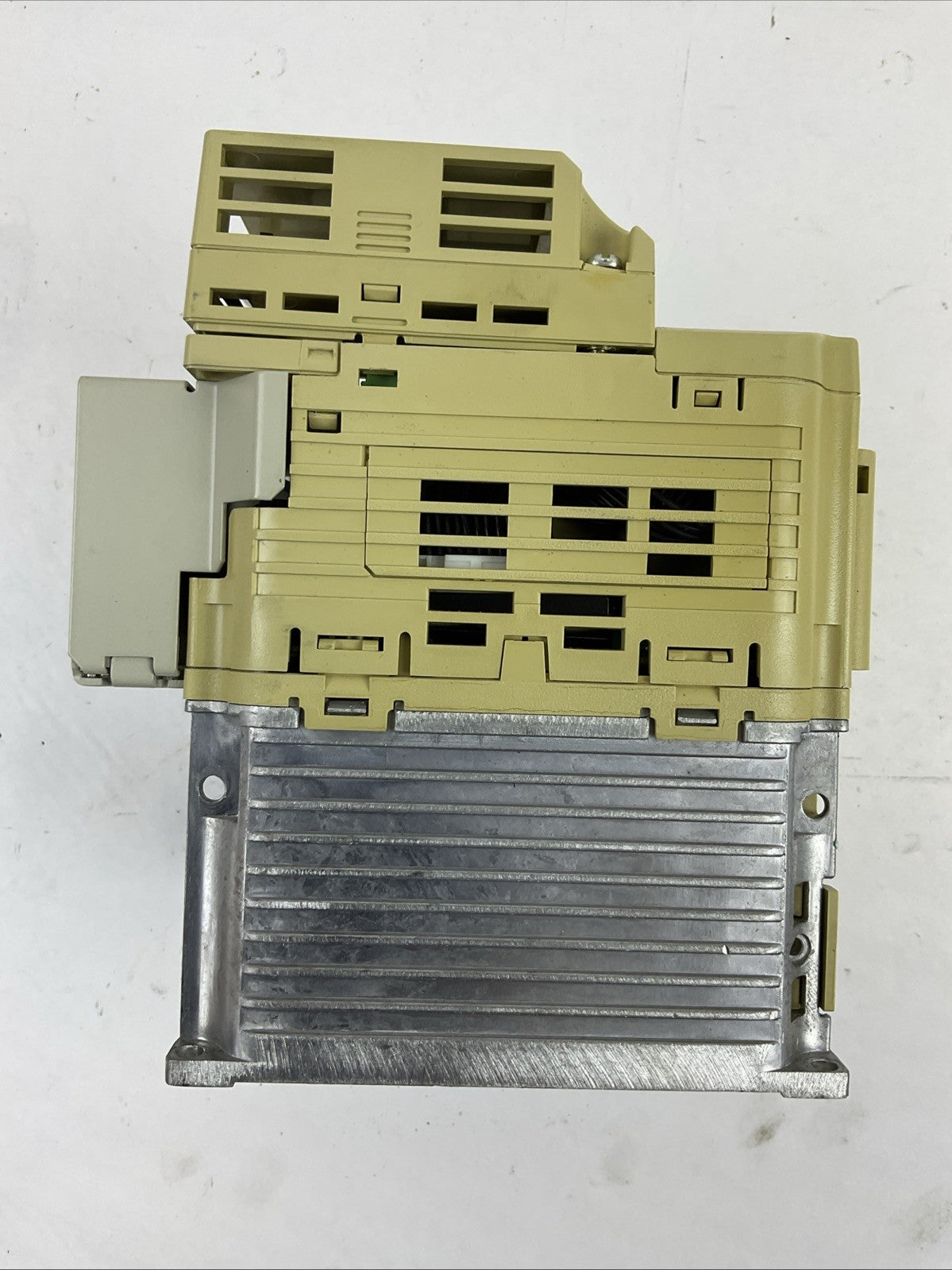 YASKAWA CIMR-VU4A0011FAA REV: C V1000 AC DRIVE OUTPUT 3PH 0-480V 11.1/9.2A5