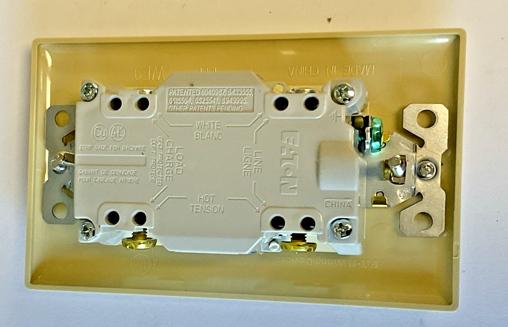 EATON TRSGFNL20 SELF-TEST RECEPTACLE W/NIGHTLIGHT 20A 125VAC5