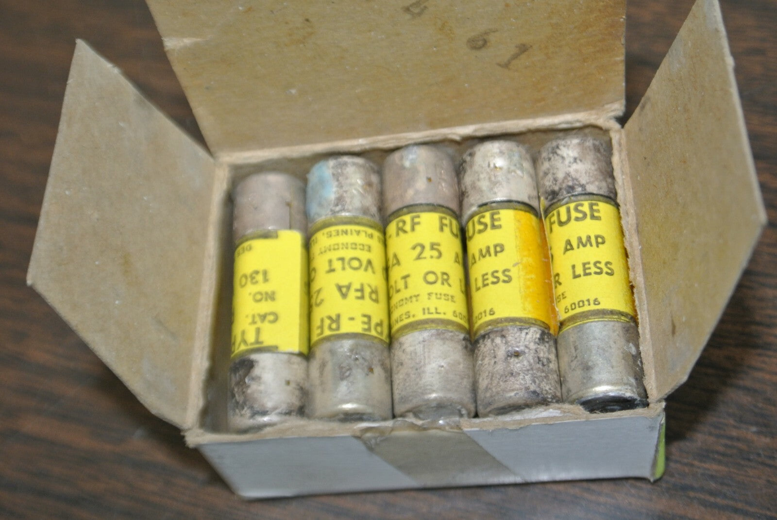 BOX of 10 / ECONOMY RFA25 TYPE RF FUSE / 25A / 130V / NEW SURPLUS0