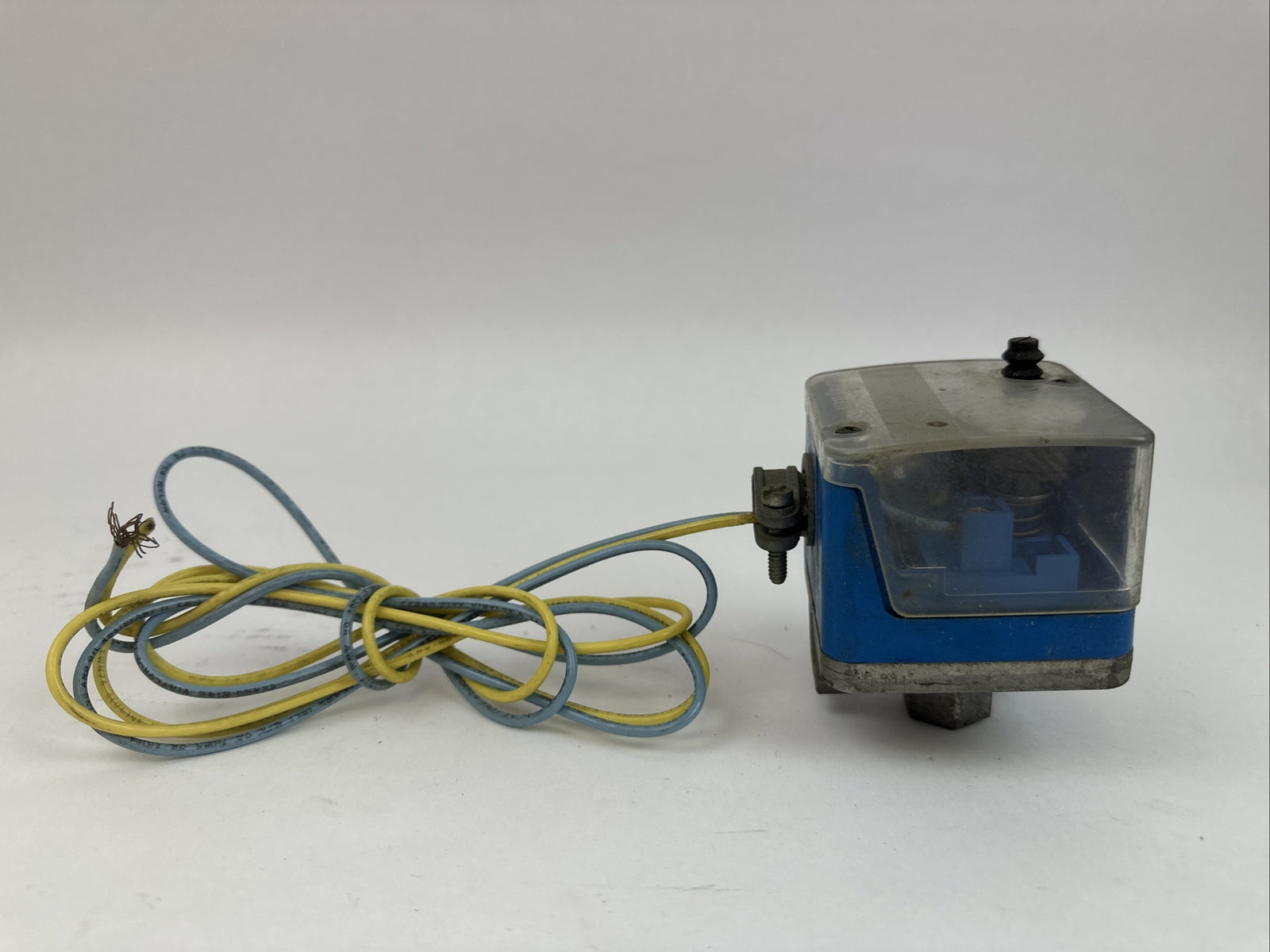 HONEYWELL C6097B GAS PRESSURE VALVE Pmax = 5.0PSI5