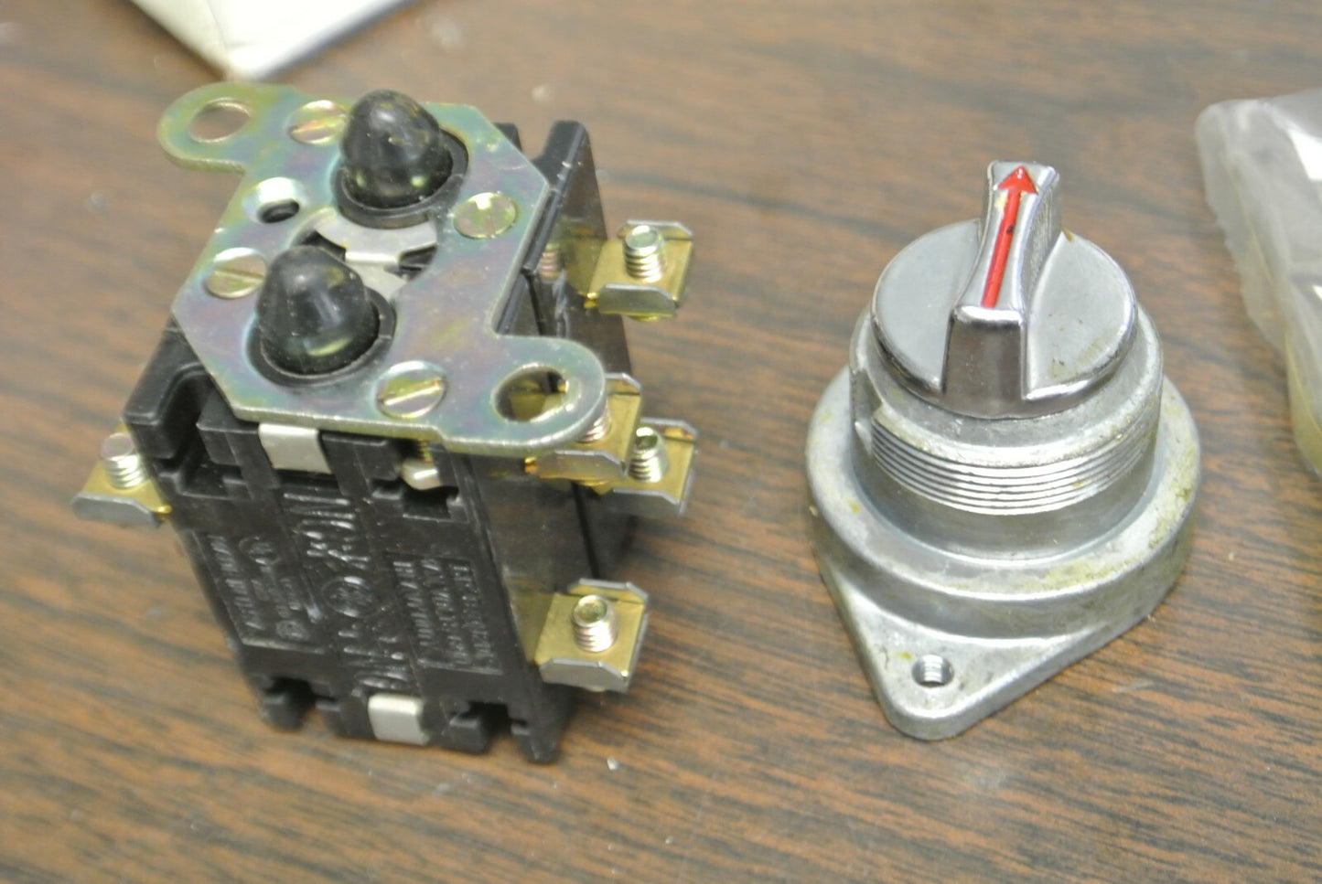 GENERAL ELECTRIC CR2940UB203M HD OILTIGHT SELECTOR SWITCH / RED / NEW SURPLUS0