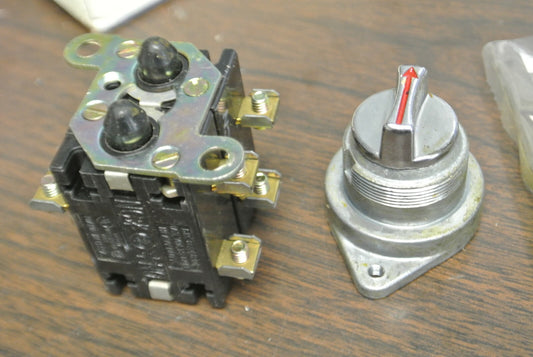 GENERAL ELECTRIC CR2940UB203M HD OILTIGHT SELECTOR SWITCH / RED / NEW SURPLUS0