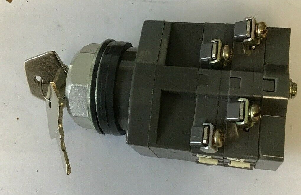GOULD C9-21 KSS3 SELECTOR SWITCH 2POS 90DEGREE5