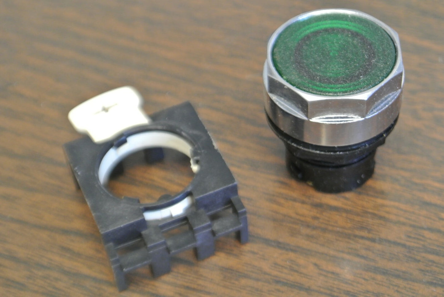 CUTLER-HAMMER E22N3 FLUSH ILLUM PUSHBUTTON OPERATOR / GREEN / 25mm / NEW SURPLUS0