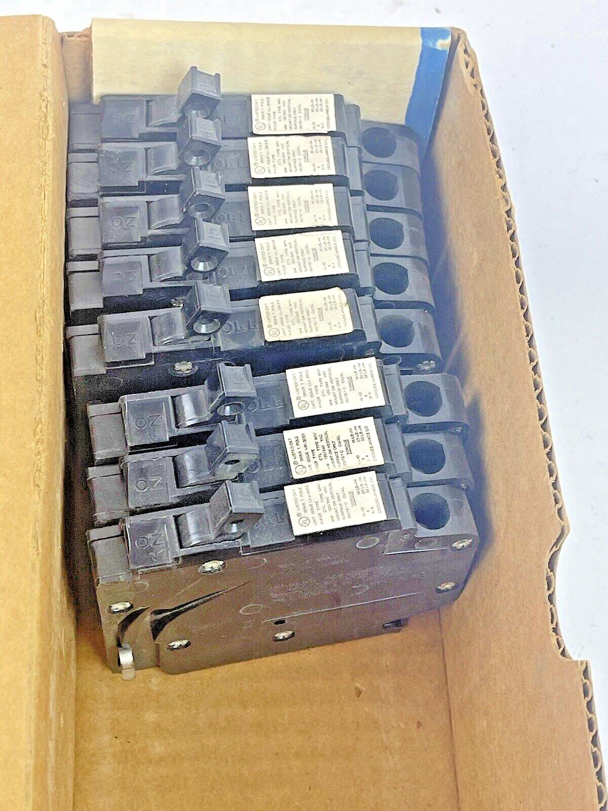 CROUSE-HINDS *BOX OF 4 PAIRS* - MH15 - 1 POLE, 15 A, 240 VAC CIRCUIT BREAKER3