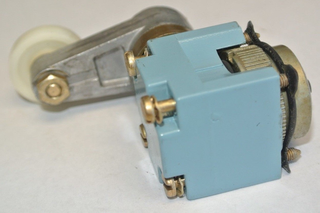 TELEMECANIQUE XCK-D31 LIMIT SWITCH ROLLER-TYPE HEAD - NEW SURPLUS- ZCK-315