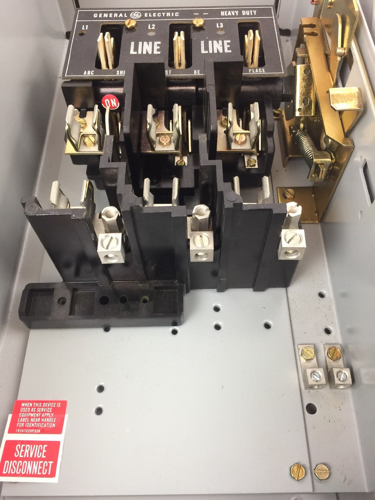 GE TH3322J SAFETY SWITCH 60A 240VAC  250VDC 3 FUSES 8