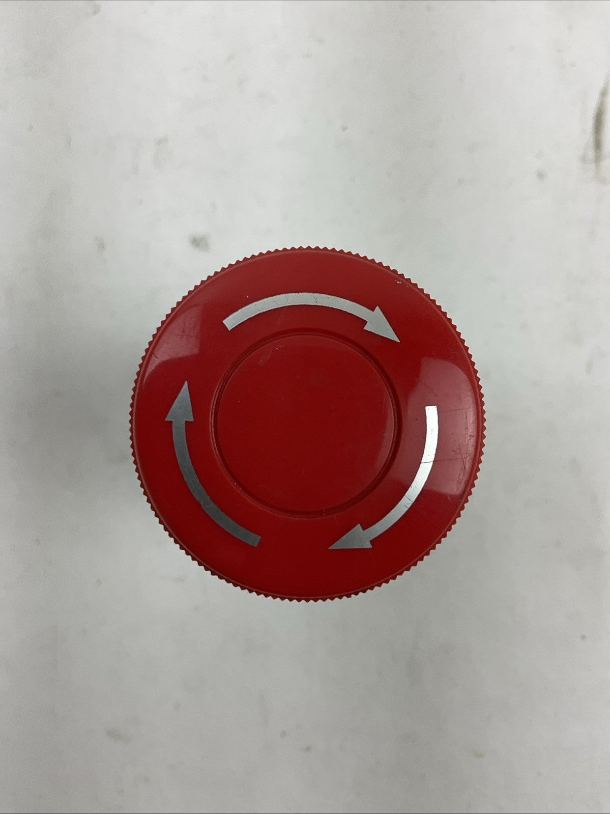IDEC AVD311N-R RED TWIST-RELEASE EMERGENCY STOP MUSHROOM BUTTON0