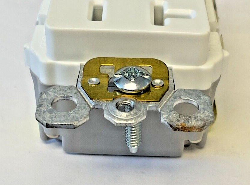 LEGRAND 2097W GFCI DUPLEX RECEPTACLE 20A 125VAC 60HZ RADIANT****LOTOF5****7