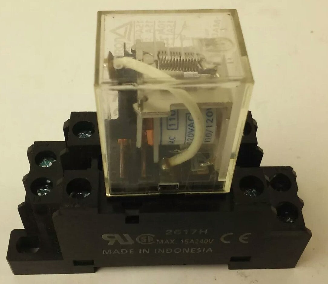 OMRON LY1 RELAY 110/120VAC,WITH OMRON PTF08A-E RELAY BASE 2-M4X12 2617H 15A 200V0
