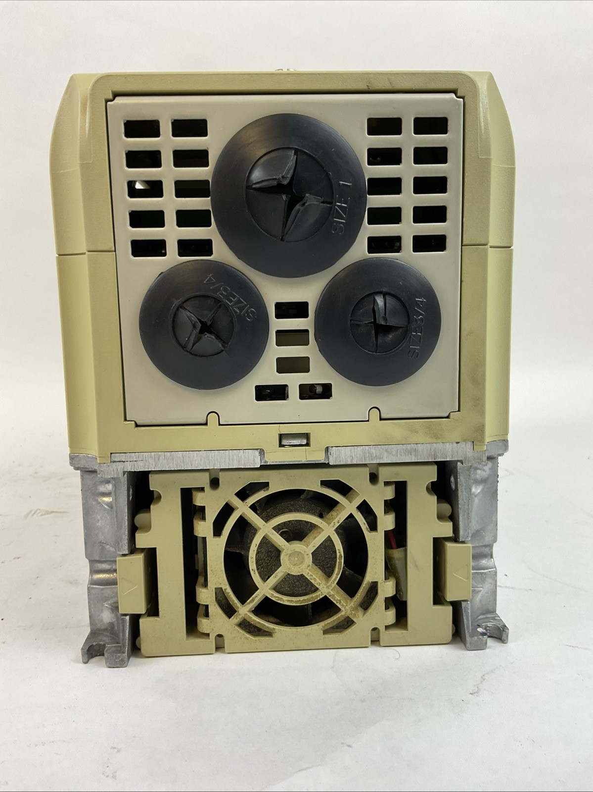 YASKAWA CIMR-P7U45P5 AC DRIVE OUTPUT 3PH 0-480V 12.5A 9.5kVA INPUT 3PH 380-480V2