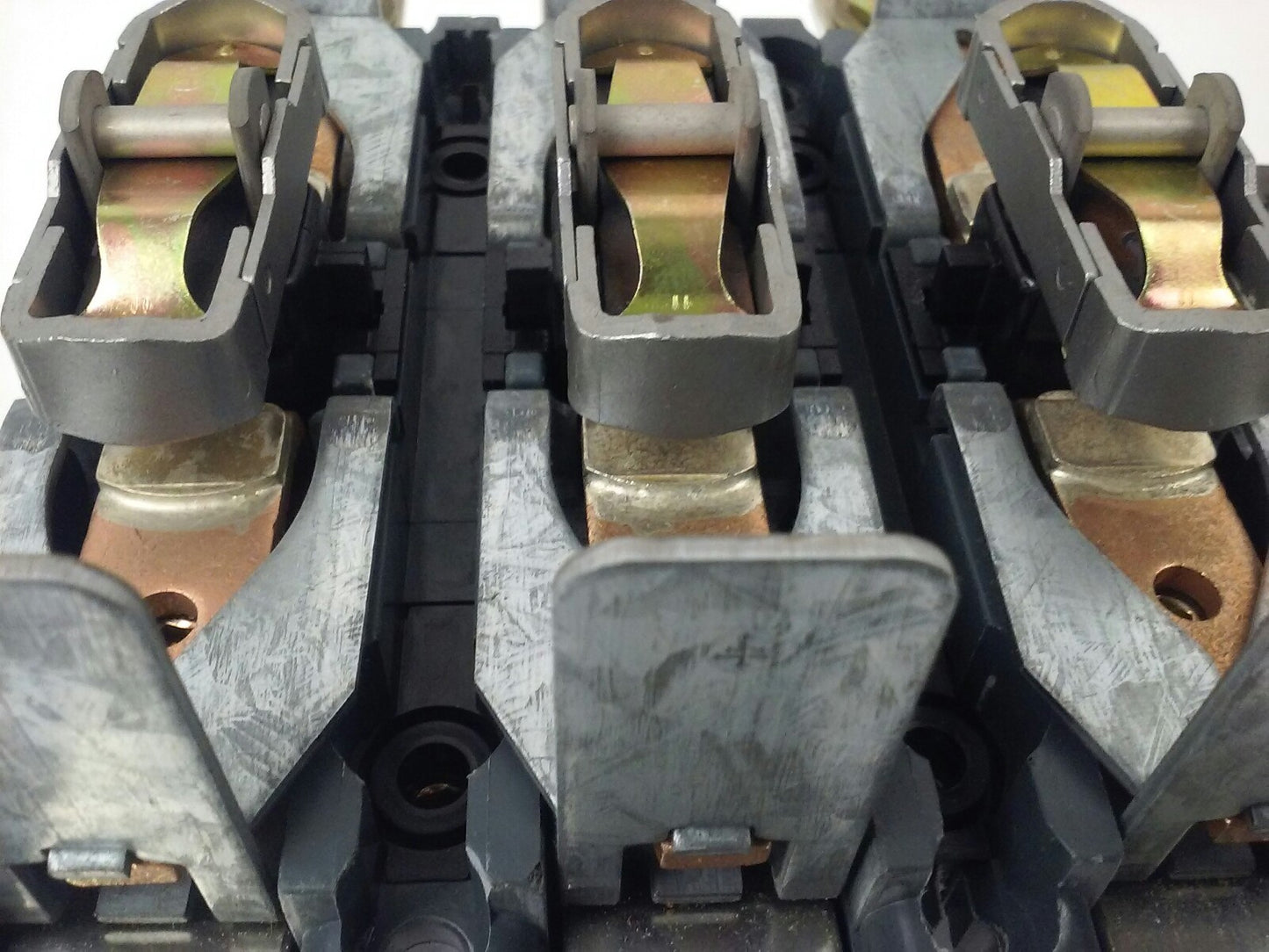 TELEMECANIQUE LC1F330 CONTACTOR,3PH,600VAC, 370A, 250HP, 120/127V 40/400HZ COIL4