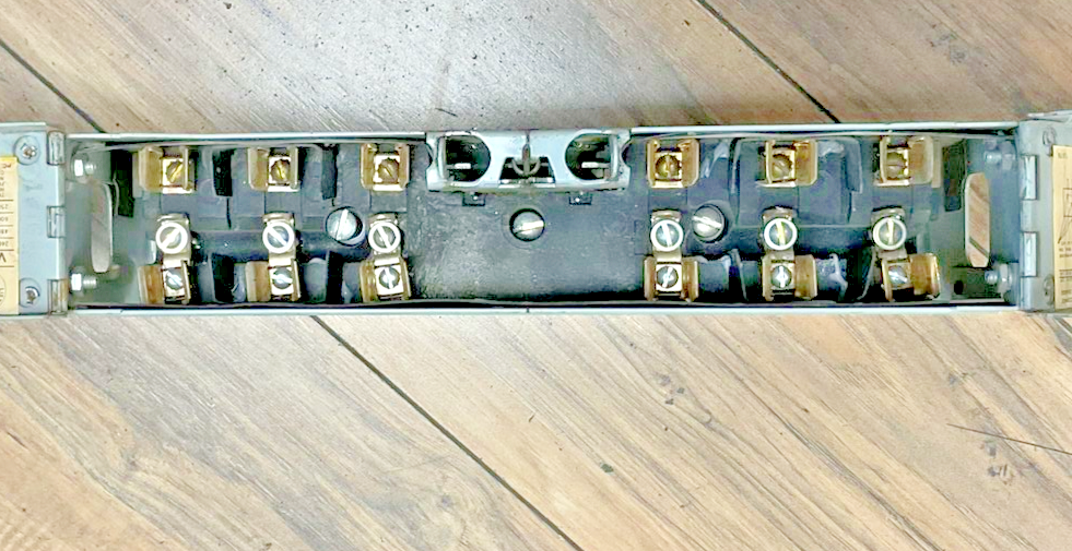 GOULD / ITE V2A3211 TWIN PANELBOARD SWITCH HP 7 1/2 240V/250VDC 3POLE 30A 3PH11