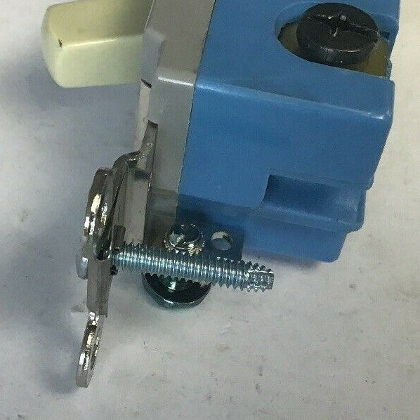 HUBBELL HBL1203I SWITCH IVORY SER 1200 3WAY  TOGGLE 15A 120/277VAC***LOTOF2***7