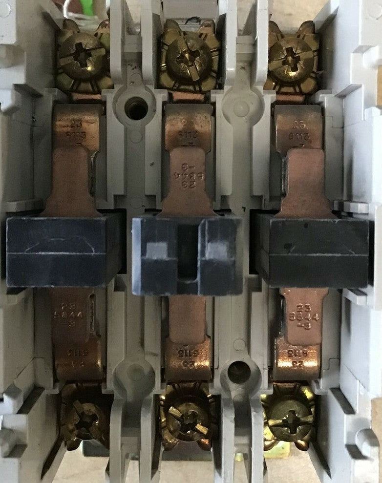 CUTLER HAMMER CONTACTOR CN15DN3 NEMA SIZE 1 SERIES B1 W/ C320KGS2 AUX CONTACT8