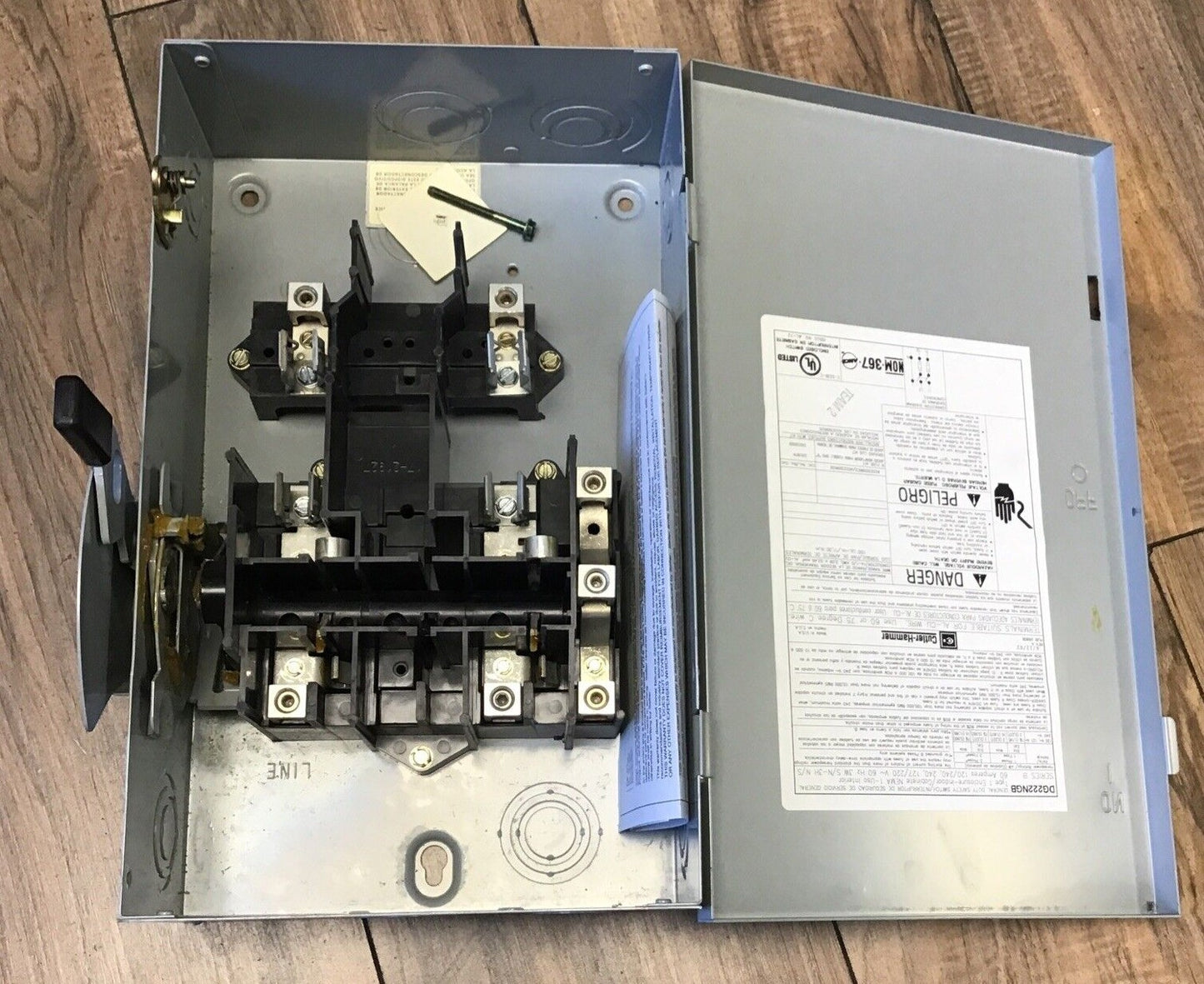 CUTLER HAMMER DG222NGB GENERAL DUTY SAFETY SWITCH 60A 240V INDOOR8