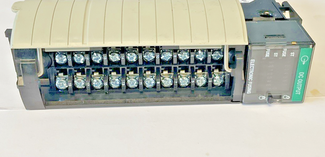 ALLEN BRADLEY 1756-OB16E D/O MODULE 16 POINT FW:3.004 SER.A3