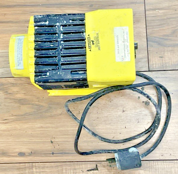 LMI C771-25HV METERING PUMP 120V 50/60HZ 6 30A *MOUNTING HOLES BROKEN*0