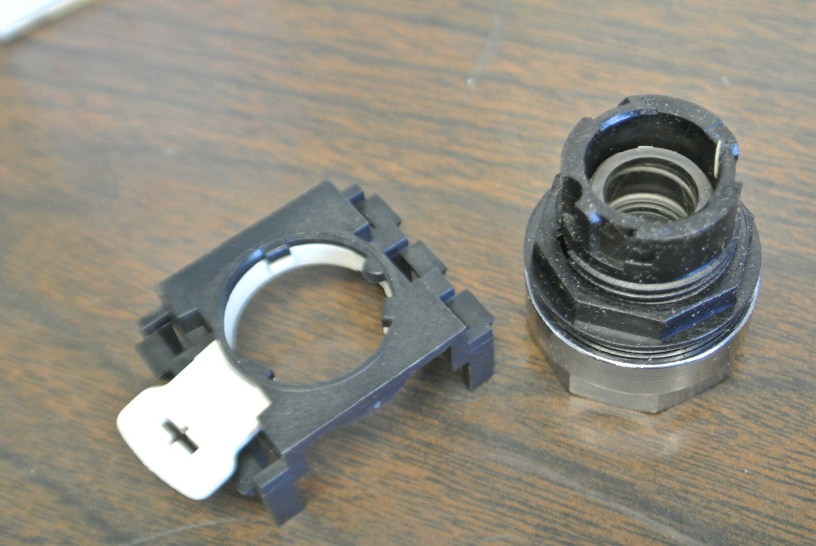 CUTLER-HAMMER E22N5 FLUSH ILLUM PUSHBUTTON OPERATOR / WHITE / 25mm / NEW SURPLUS2