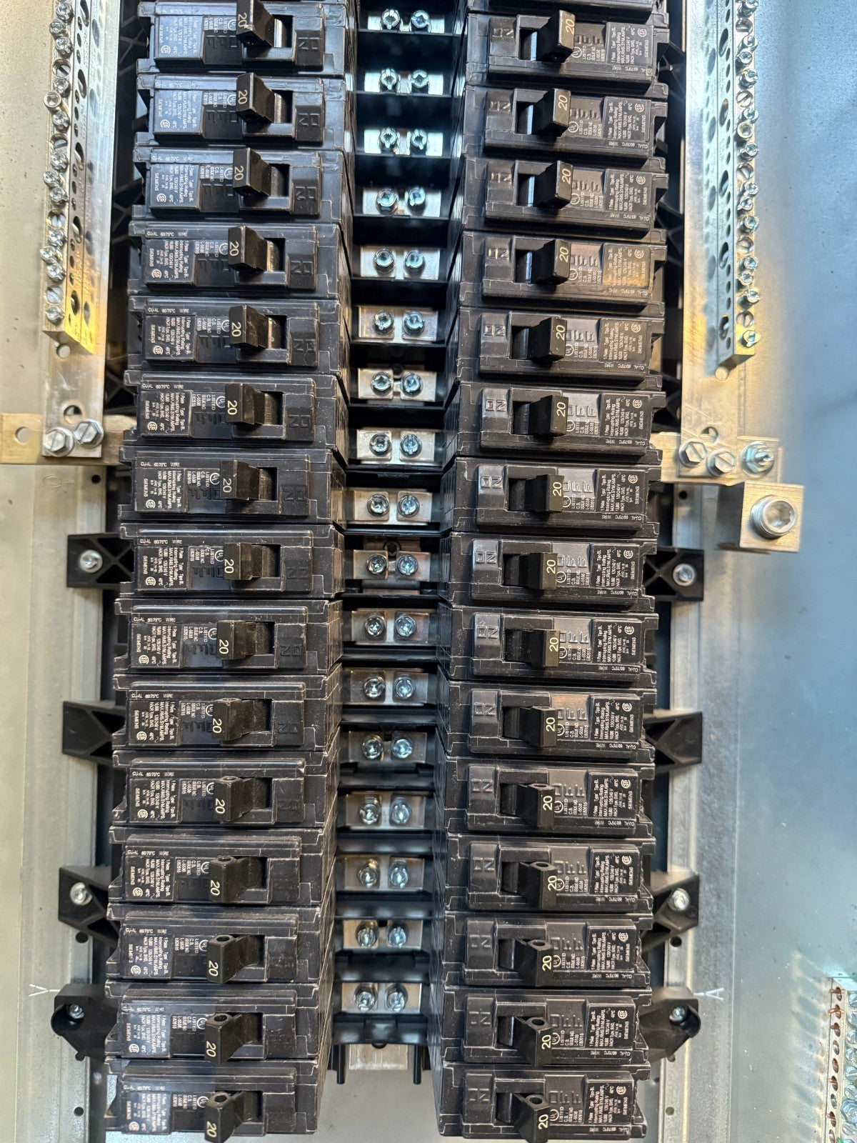 SIEMENS P1X42MC250CT 208Y/120V PANELBOAD QR2B125 MAIN CIRCUIT BREAKER (42)20A5