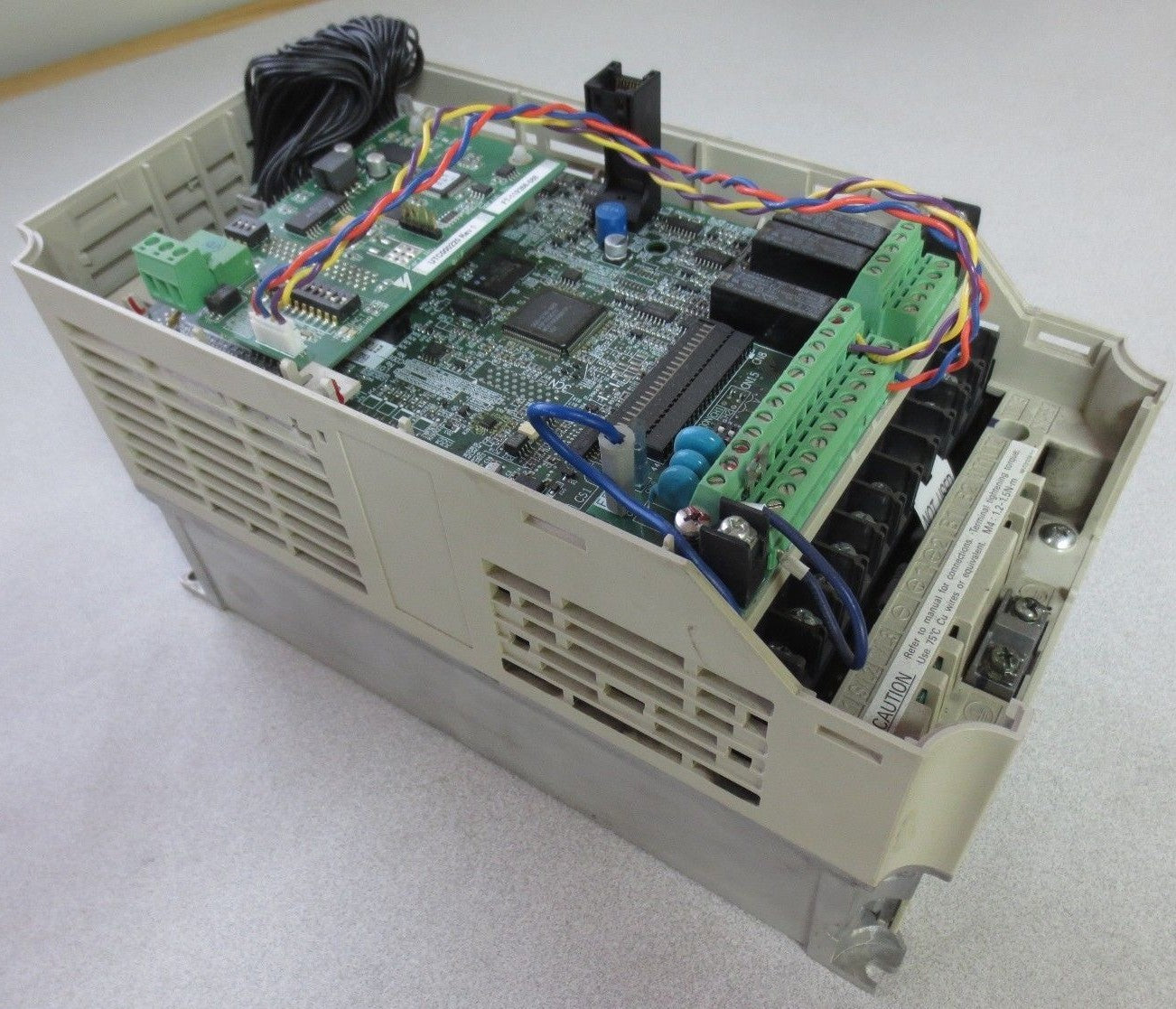 YASKAWA CIMR-E7U42P2 INVERTER DRIVE 480VAC 5.3A 4.0kVA NOT WORKING or FOR PARTS0