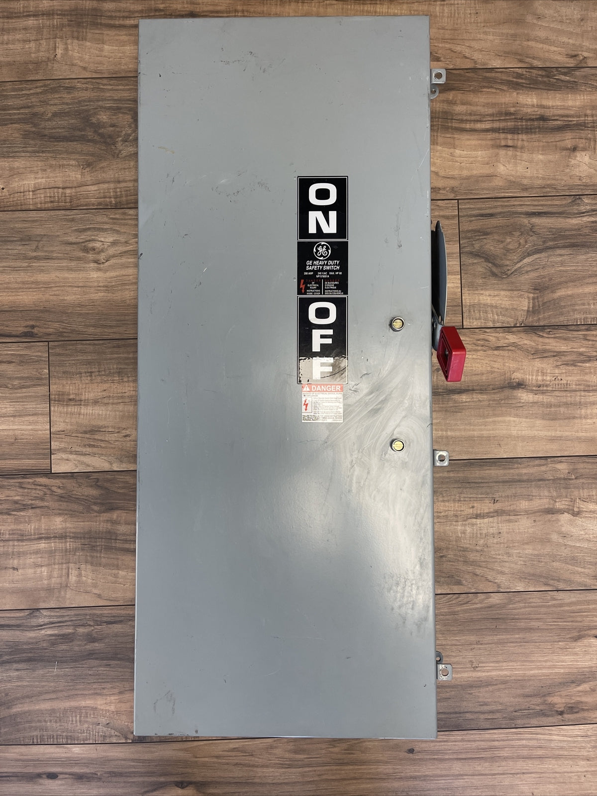 GE TH3224J MODEL 11 FUSIBLE SAFETY SWITCH 200A 240VAC 250VDC 60HP 2P TYPE 1,5,120