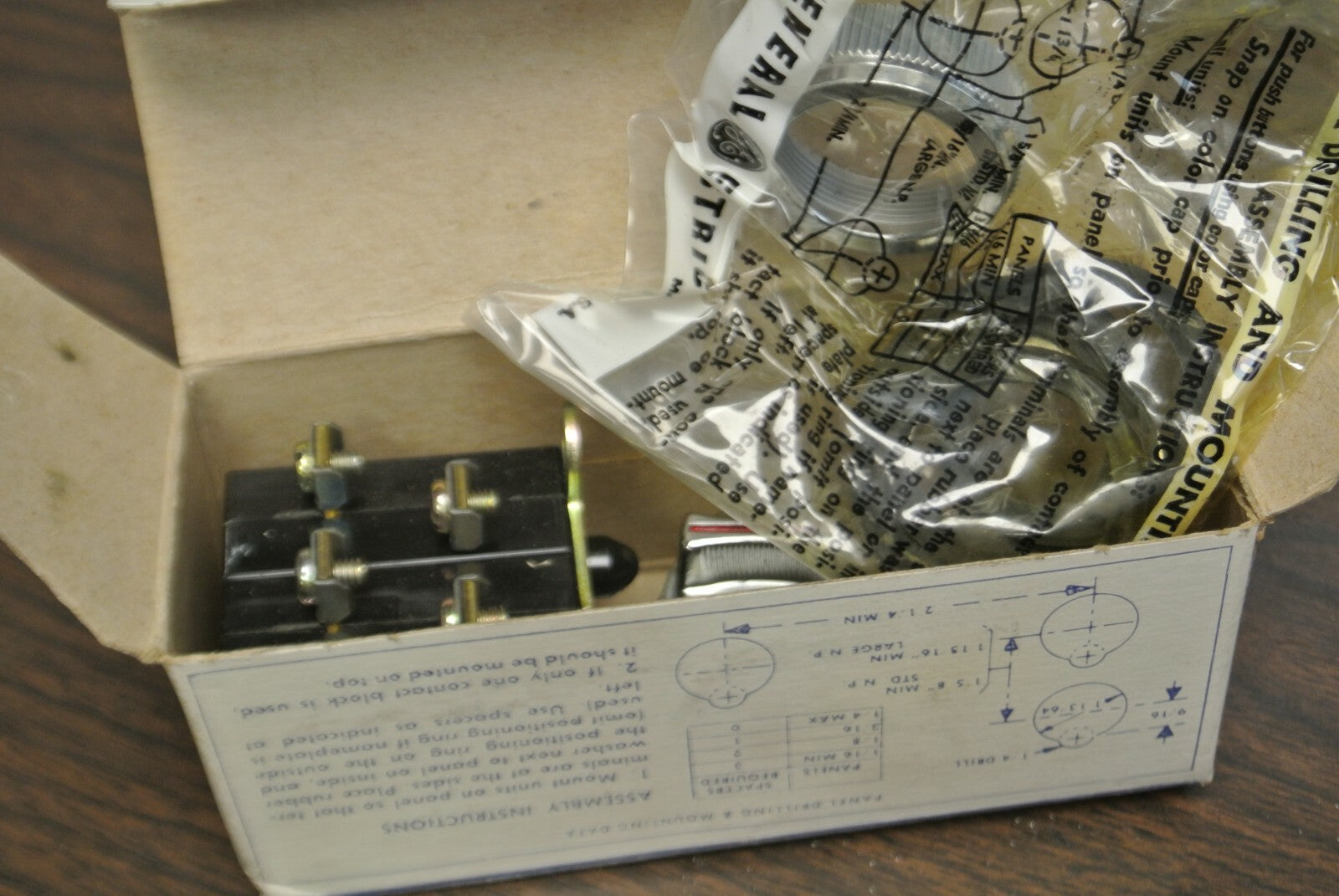 GENERAL ELECTRIC CR2940UB203M HD OILTIGHT SELECTOR SWITCH / RED / NEW SURPLUS3