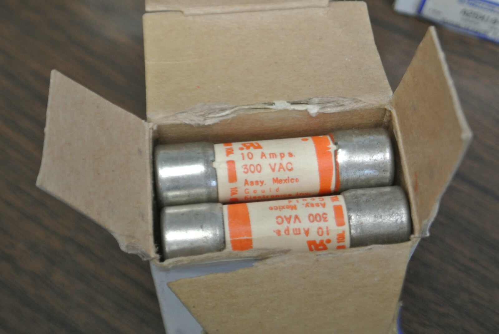 BOX of 10 / GOULD-SHAWMUT A25X10-1 AMP-TRAP® FUSES 10A / 300V / NEW SURPLUS0