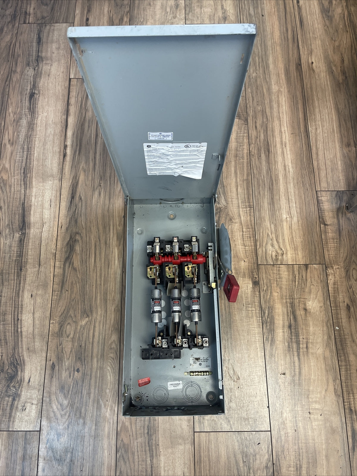 GE TH3363R MODEL 11 FUSIBLE SAFETY SWITCH 100A 600VAC 250VDC 30HP 3P TYPE 3R7