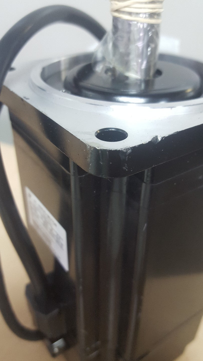 YASKAWA 750W 200V AC SERVO MOTO SGMAH-08A1N21 3000R/MIN4