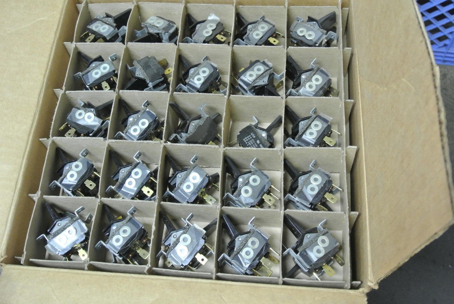 CUTLER-HAMMER 8941K476 - TOGGLE SWITCH, 3-POSITION, CENTER OFF - NEW SURPLUS8