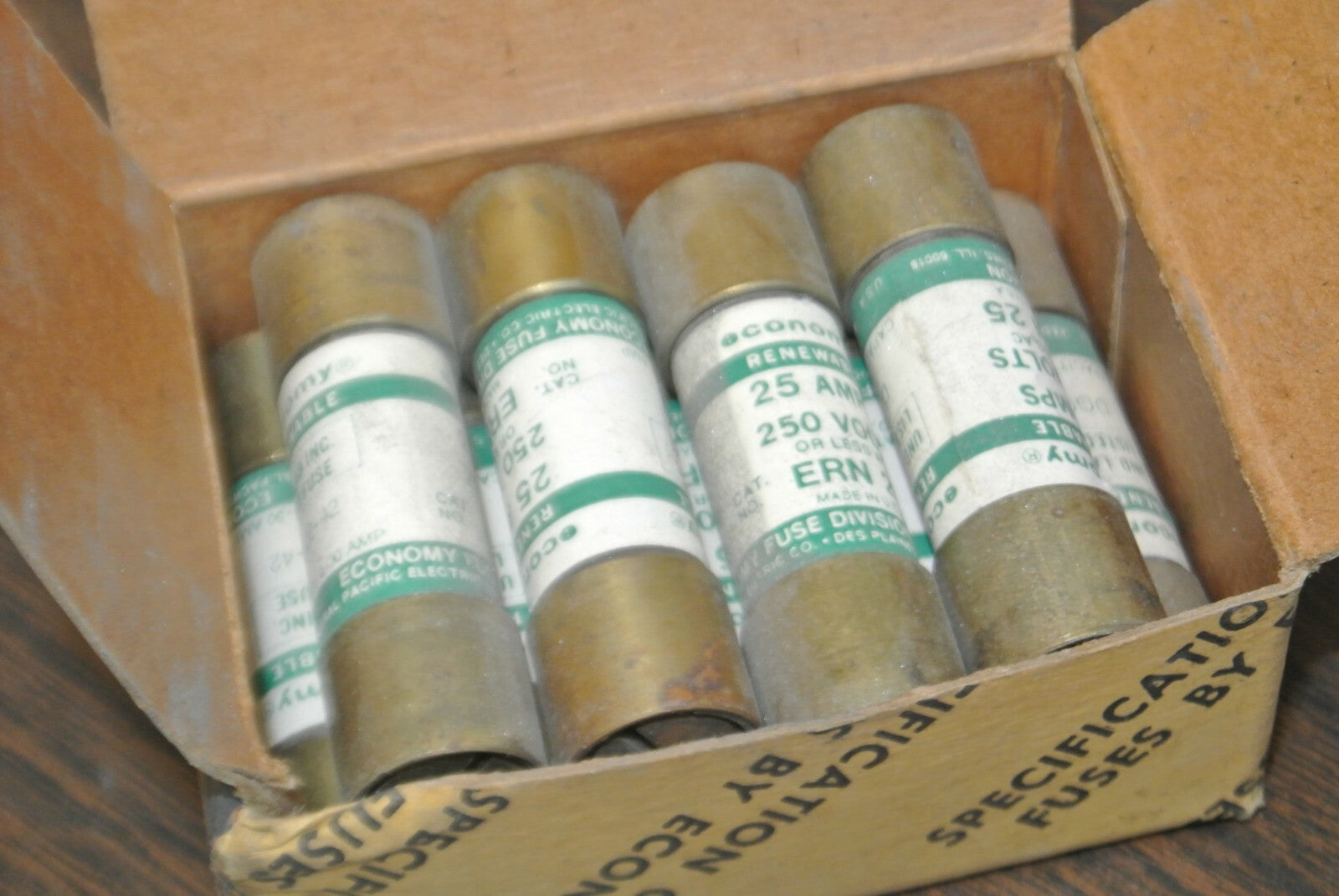 LOT of 9 / ECONOMY ERN25 RENEWABLE FUSE / 25A / 250V / NEW SURPLUS / ERN 252