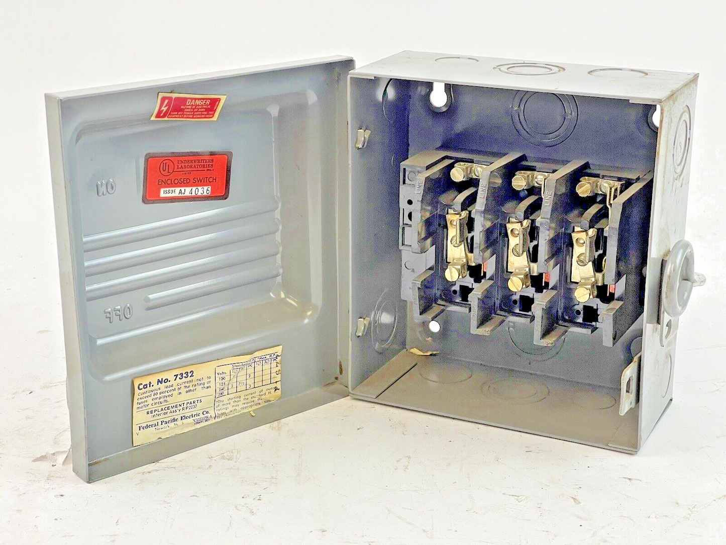 FEDERAL PACIFIC - 7332 - ENCLOSED SWITCH - 30 AMP, 3 POLE, 240 VAC, NEMA TYPE 15