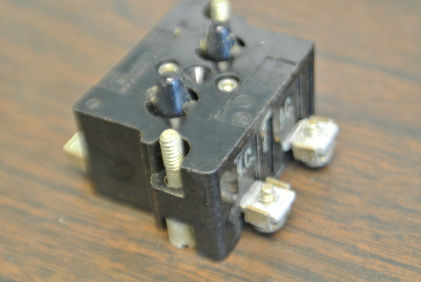 CUTLER-HAMMER E24CB2C CONTACT BLOCK / 2 N.C. CONTACTS / NEW SURPLUS / E24CB212