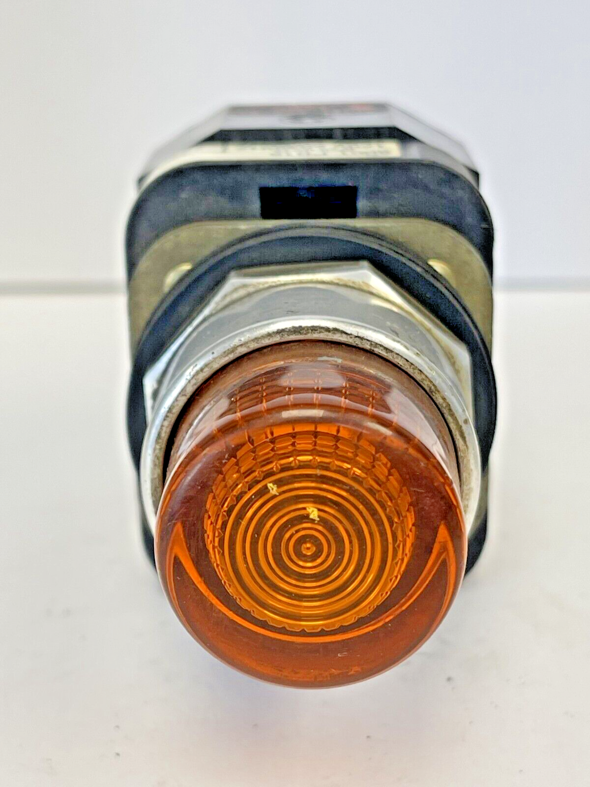 ALLEN BRADLEY -800T-PB16 -SER T-PILOT - AMBER - 120V AC 50/60 Hz, 755/1866 LAMP4