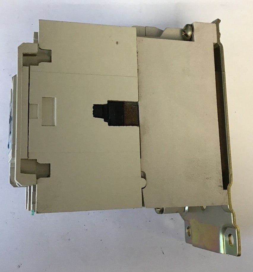 CUTLER HAMMER CONTACTOR CN15DN3 NEMA SIZE 1 SERIES B1 W/ C320KGS2 AUX CONTACT5