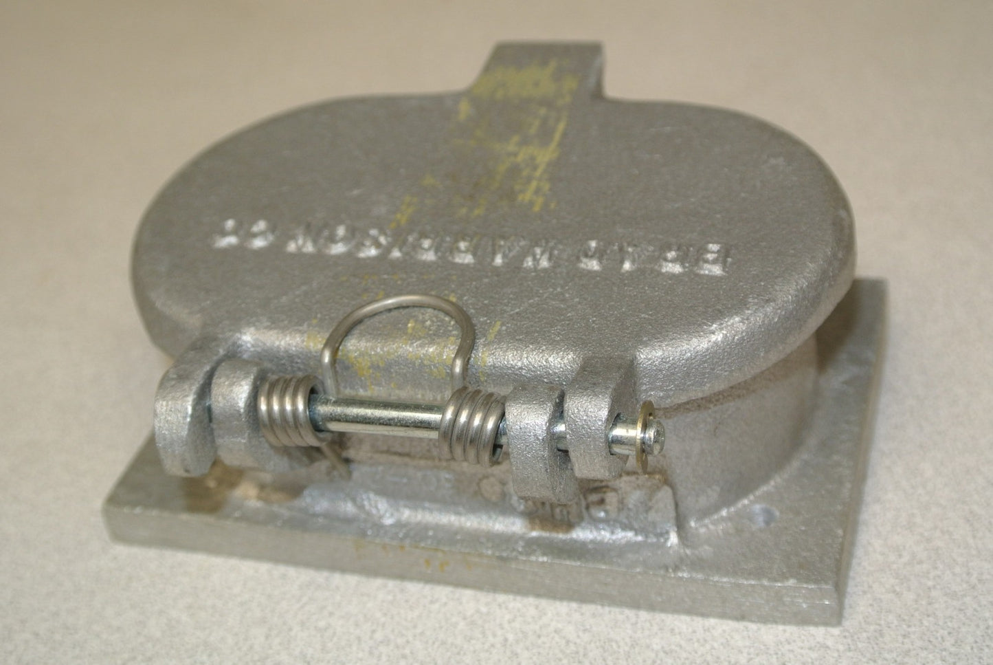 BRAD HARRISON 50-2050 SPRING-LOADED WEATHERPROOF OUTLET COVER / 2 GANG 3