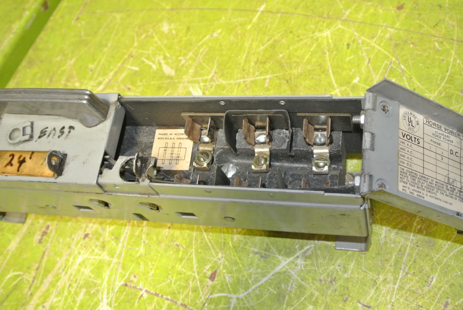 I-T-E V7A3211 - SAFETY SWITCH / TWIN PANELBOARD SWITCH - 240V, 30A, 3-POLE4