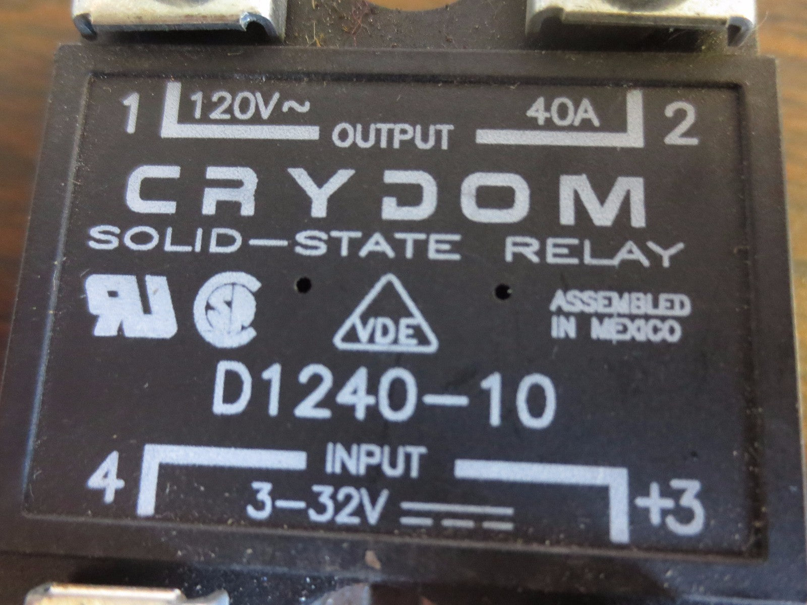 CRYDOM D1240-10 SOLID STATE RELAY - input 3-32V, output 120V. 40A1