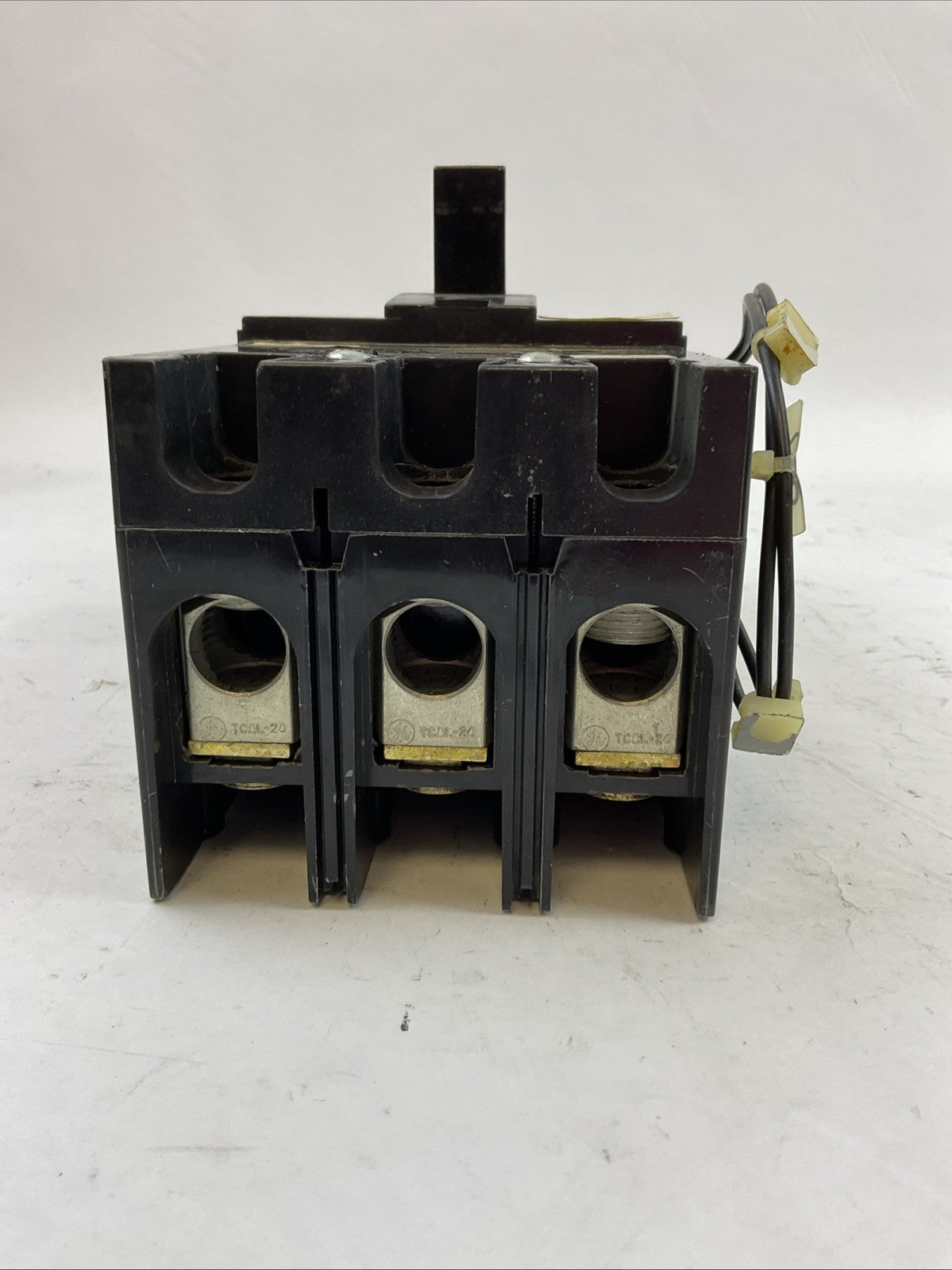 GE TFK236F000 CIRCUIT BREAKER FRAME 3P TRIP 100AMP SHUNT TRIP 120/240VAC 125VDC2