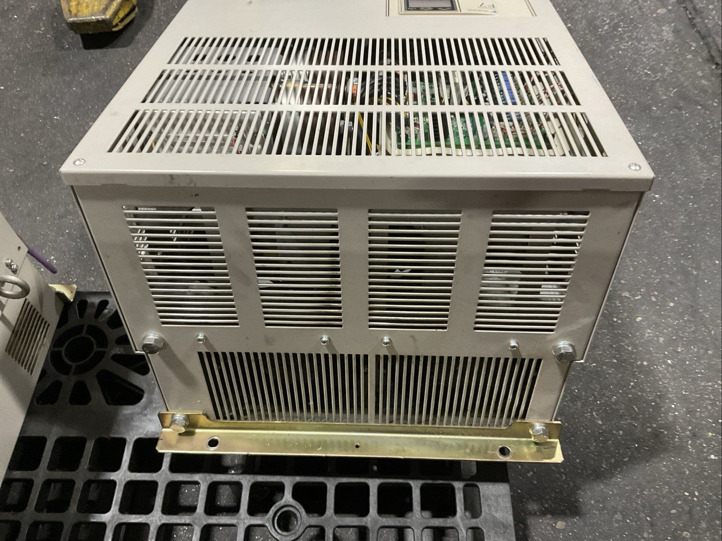 YASKAWA CIMR-F7U4075 AC DRIVE OUTPUT 3PH 0-480VAC HD 150A 110kVA ND 156A 120kVA5