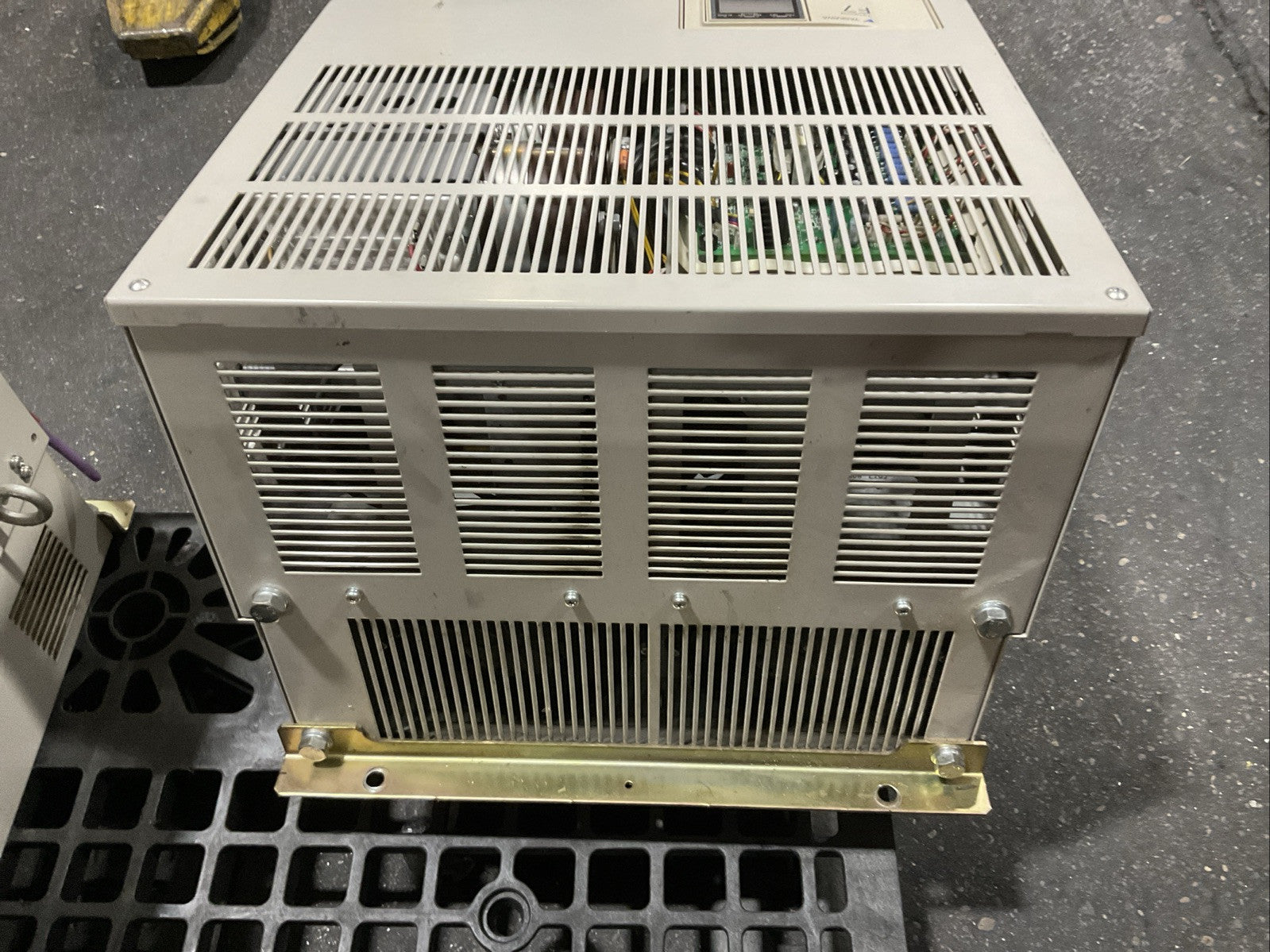 YASKAWA CIMR-F7U4075 AC DRIVE OUTPUT 3PH 0-480VAC HD 150A 110kVA ND 156A 120kVA5