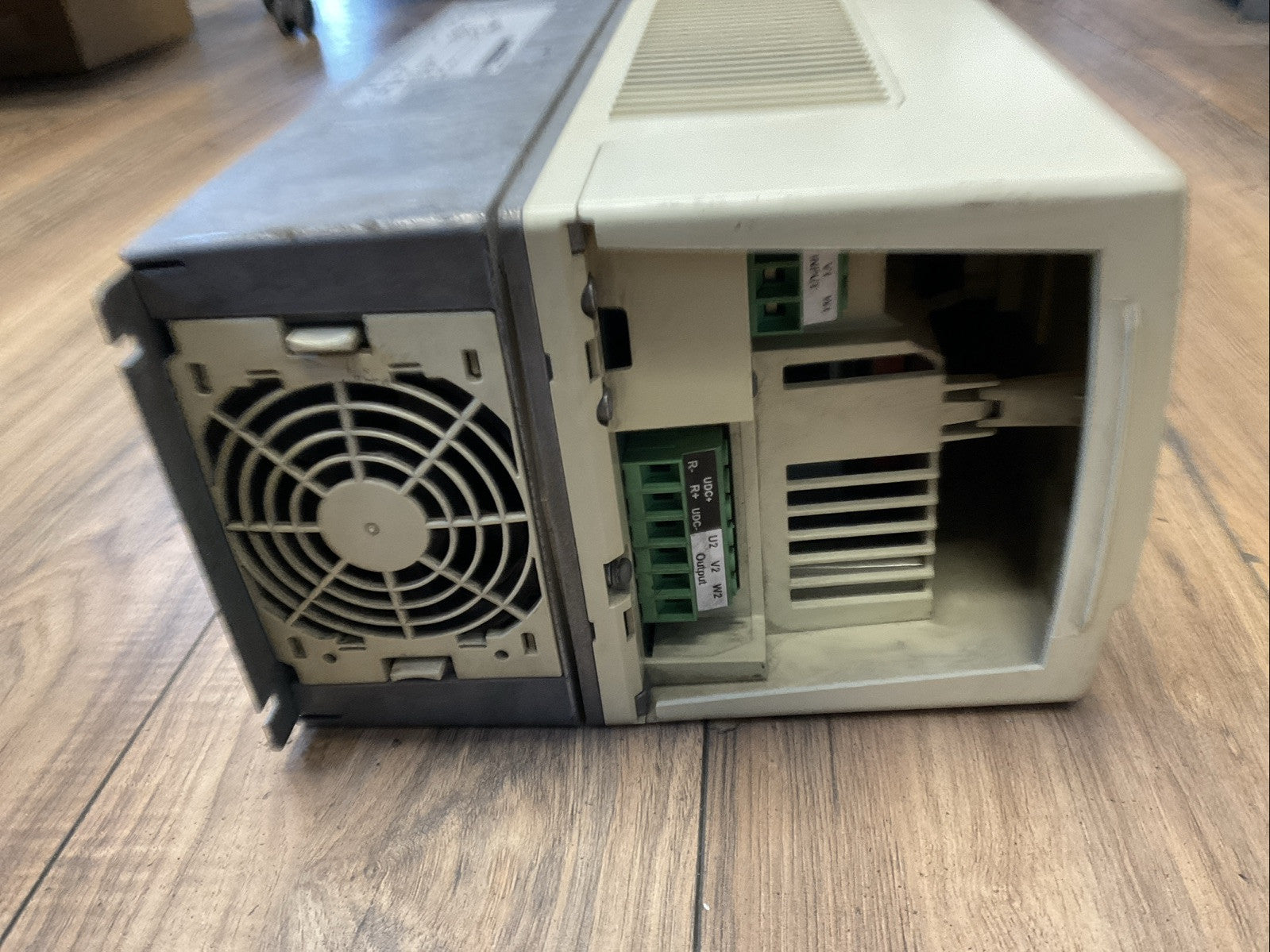 ABB ACS800-U1-0020-5+P901 AC DRIVE 20HP 15kW OUTPUT 3PH 0...300HZ 0...U1 VAC3